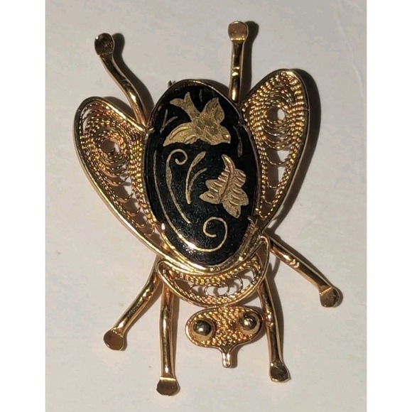 The Unbranded Brand Jewelry - Vintage Damascene Insect Fly Bug Black & Gold Toned Filigree Brooch Pin Bird